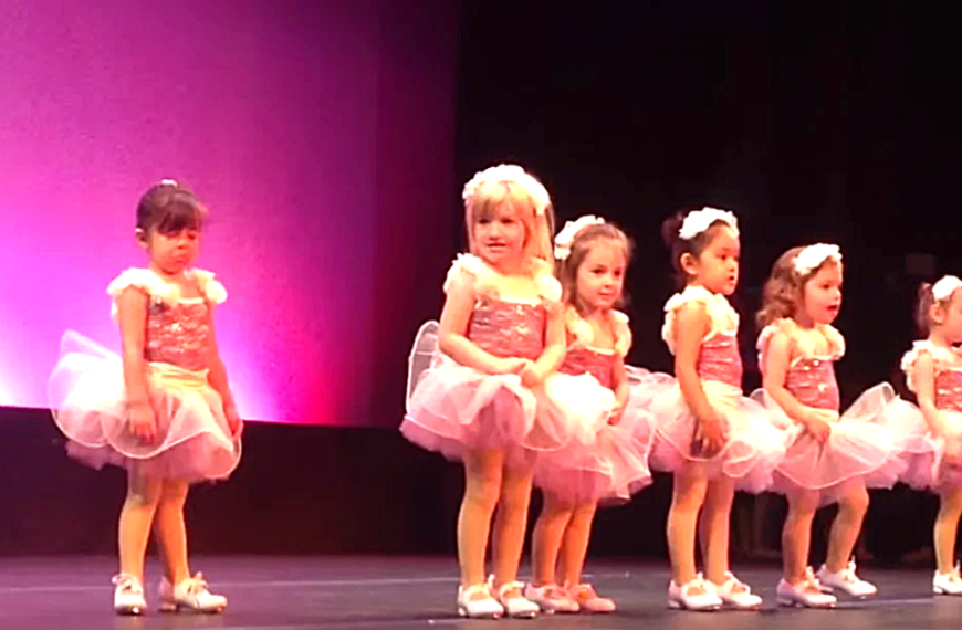 2-year-old ballerina pouts on stage – until she spots a face in the crowd