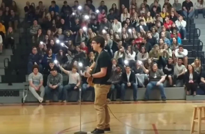 Quiet student stuns crowd to silence with Ed Sheeran cover at talent show